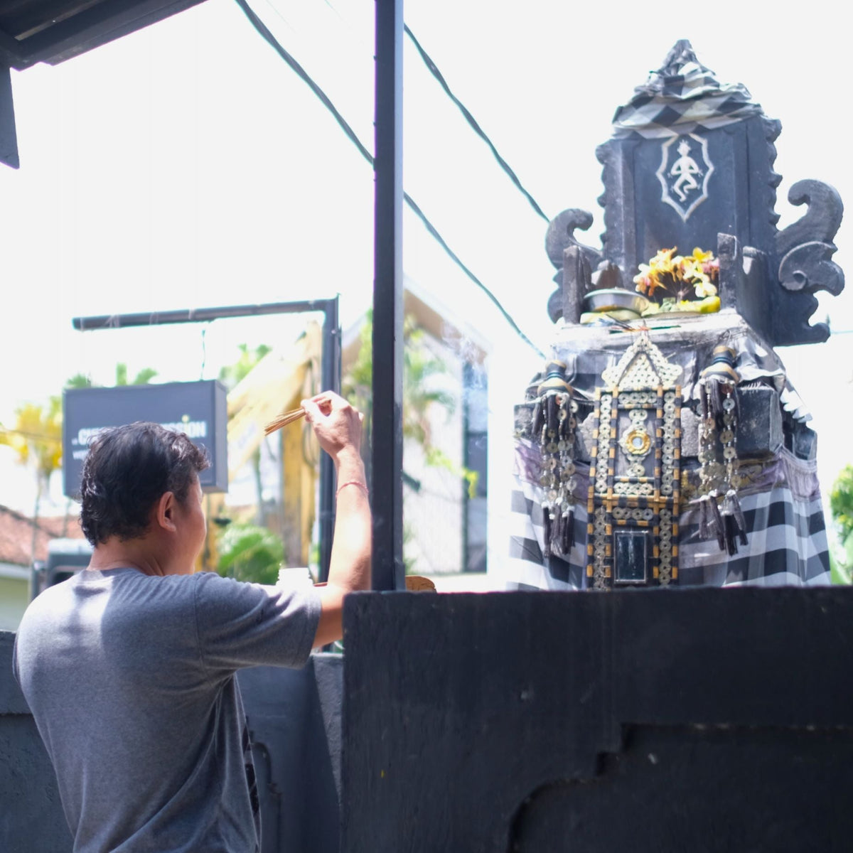 Nurah making the morning offering at the Chick on a Mission atelier in Bali